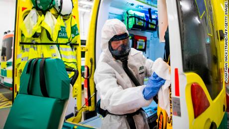 Un trabajador de la salud limpia y desinfecta una ambulancia después de dejar a un paciente en la Unidad de Cuidados Intensivos (UCI) en el Hospital Danderyd cerca de Estocolmo el 13 de mayo.