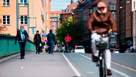 El 11 de mayo, peatones y ciclistas cruzan el puente en el corazón de Estocolmo.