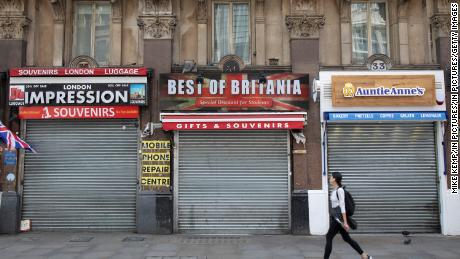 Las persianas están cerradas en tiendas turísticas cerradas en Londres el 12 de mayo.