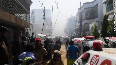 Los equipos de rescate llegan el viernes al accidente aéreo de Pakistan International Airlines en una zona residencial de Karachi.