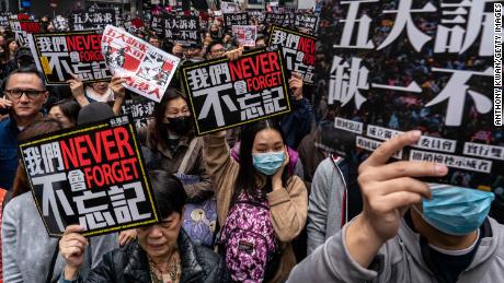 Los partidarios de la democracia sostienen carteles y gritan consignas mientras participan en la manifestación de marzo del Año Nuevo el 1 de enero de 2020. En Hong Kong, China. 