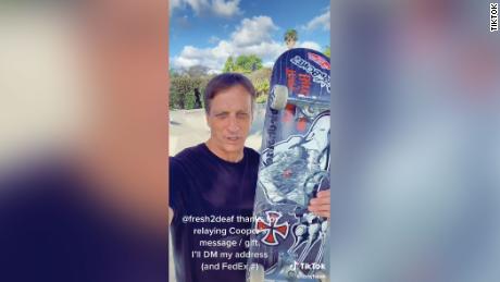 El jinete del skateboarding Tony Hawk publicó un video en TikTok en respuesta a Farrar.