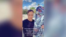El jinete del skateboarding Tony Hawk publicó un video en TikTok en respuesta a Farrar.