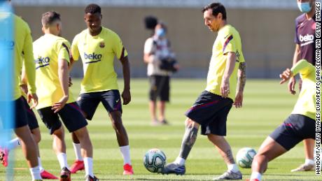 Lionel Messi y sus compañeros de equipo de Barceloa están participando en una sesión de entrenamiento en Ciutat Esportiva Joan Gamper a principios de esta semana.