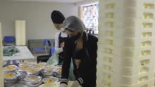Los voluntarios preparan algunas de las 10,000 comidas que se distribuyen a los residentes de la favela de Paraisópolis todos los días, para que no tengan que abandonar sus hogares para comer.