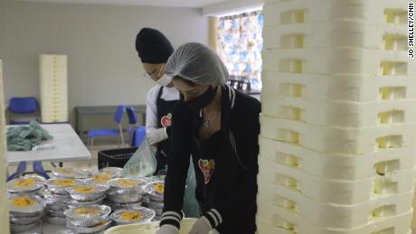 Los voluntarios preparan algunas de las 10,000 comidas que se distribuyen a los residentes de la favela de Paraisópolis todos los días, para que no tengan que abandonar sus hogares para comer.