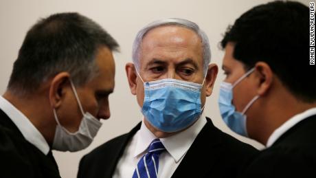El primer ministro Benjamin Netanyahu se presentó el domingo con abogados en el Tribunal de Distrito de Jerusalén.