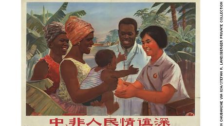 Un cartel de propaganda china promueve la asistencia médica a África en el siglo XX.