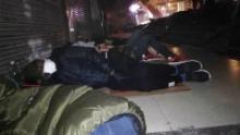 Los africanos duermen en la calle en Guangzhou después de que no pudieron encontrar refugio.
