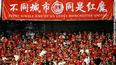 Los partidarios apoyan el partido de la Copa de Campeones Internacional entre Tottenham y United en el Shanghai Hongkou Stadium de Shanghai el año pasado.