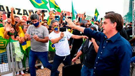 El presidente brasileño, Jair Bolsonaro, da la bienvenida a los fanáticos el 24 de mayo. 