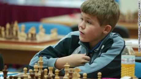 Carlsen participa en el torneo de ajedrez Dubai Open en 2004, a la edad de 13 años.