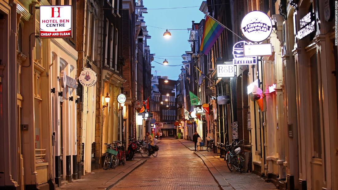 Los residentes de Amsterdam recuperan su ciudad abandonada