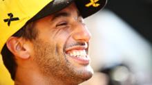 Ricciardo habla con los medios en la pasarela antes del Gran Premio de Austria durante el Red Bull Ring el 27 de junio de 2019 en Spielberg.