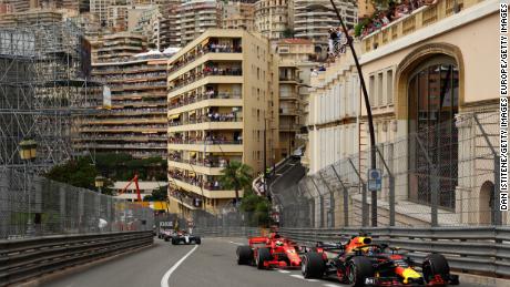 Ricciardo lidera a Vettel Ferrari durante el Gran Premio de Fórmula 1 de Mónaco en el Circuito de Mónaco el 27 de mayo de 2018 en Montecarlo.