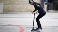 Daniel Ricciardo muestra que es igualmente experto en lidiar con dos ruedas.