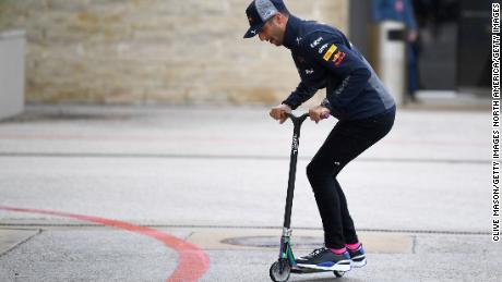 Daniel Ricciardo muestra que es igualmente experto en lidiar con dos ruedas.