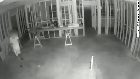 El video nocturno muestra a un hombre caminando por la casa.