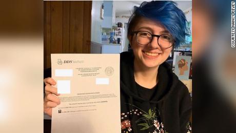 Willa Pevey, de 17 años, tiene la confirmación de su nueva licencia de conducir, que solicitó en línea, sin participar en la prueba de carretera. 