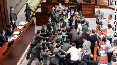Los legisladores de Hong Kong pelean mientras los políticos pro-Beijing despejan el camino para el controvertido proyecto de ley del himno nacional