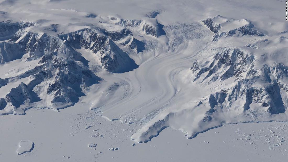 Como muestra la investigación de la NASA, el calentamiento global está causando una pérdida masiva de hielo en Groenlandia y la Antártida