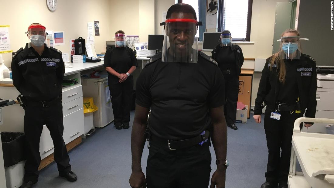 Después de escupir a un oficial, un residente de Gran Bretaña hizo 200 protectores faciales para proteger a la policía.