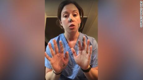 Esta enfermera muestra qué tan rápido se propagan los gérmenes, incluso si usa guantes