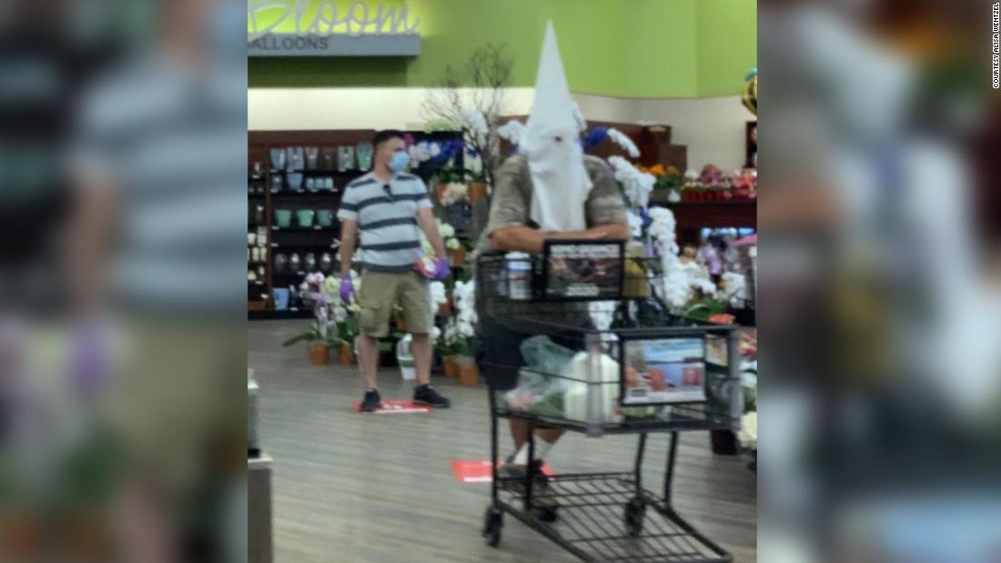 El hombre llevaba lo que parecía una capucha KKK blanca mientras viajaba a la tienda de comestibles.