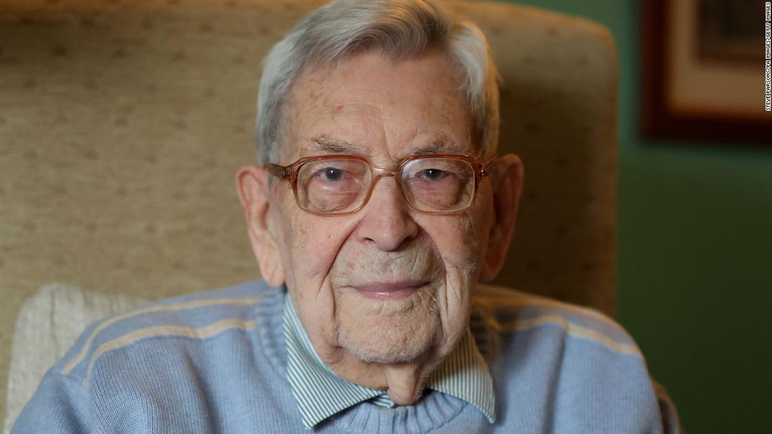El hombre más viejo del mundo, Robert Weighton, muere a la edad de 112 años.