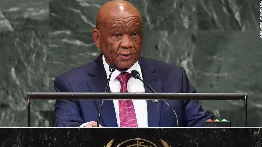 El primer ministro Lesotho renuncia después de meses de presión por presunta participación en el asesinato de su esposa extranjera