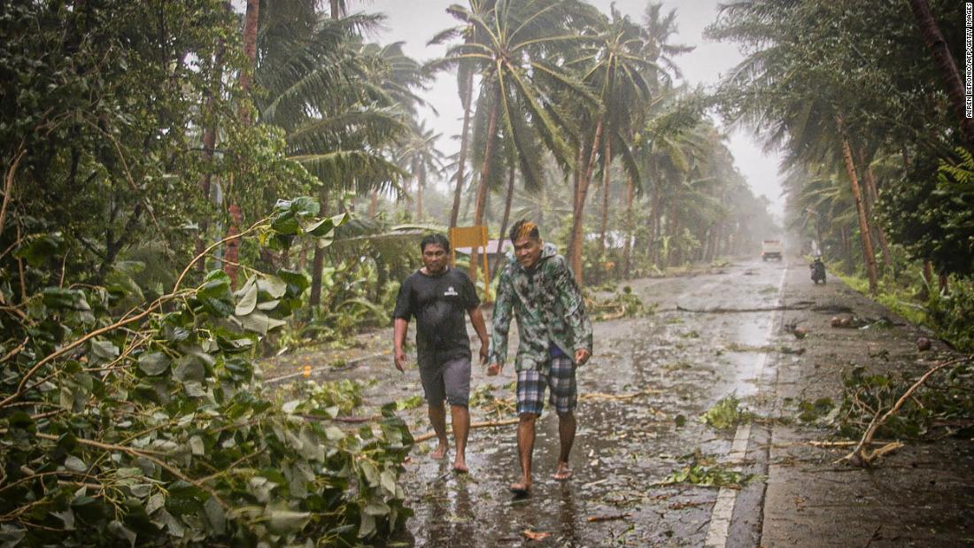 El tifón Vongfong aterriza en Filipinas durante un bloqueo pandémico de coronavirus