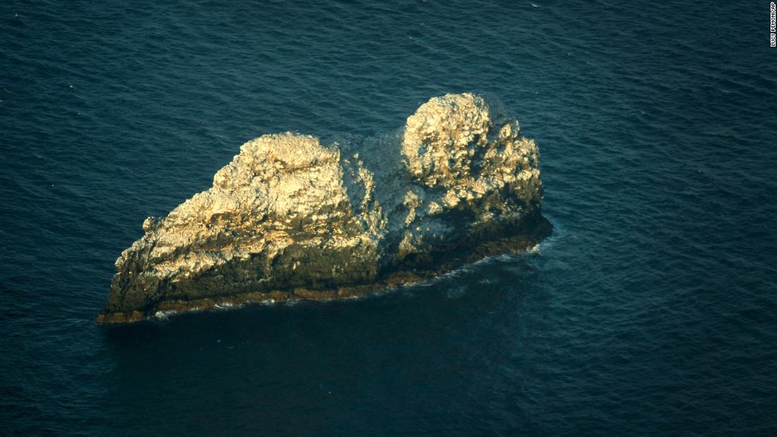 El volcán más grande del mundo se encuentra debajo de dos pequeños picos rocosos en Hawai.
