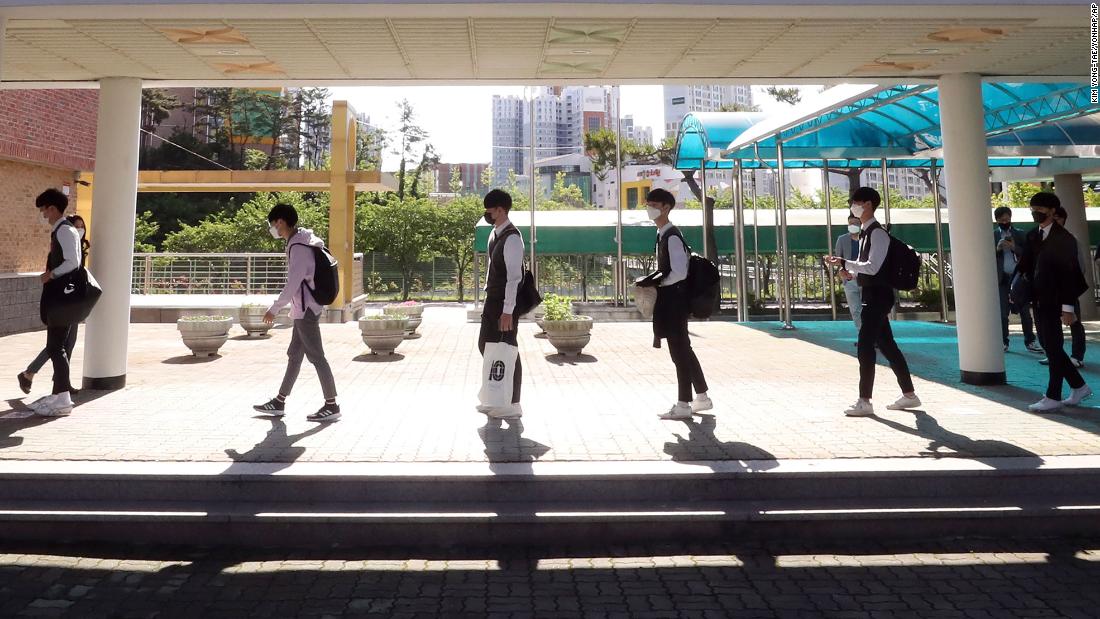 En Corea del Sur y otros países asiáticos, los niños regresan a la escuela en medio de Covid-19