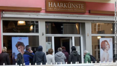El lunes, se crea una línea en un salón en Berlín después de que los peluqueros hayan vuelto a abrir.