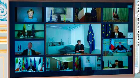 La foto muestra una pantalla de video conferencia entre los miembros del Consejo Europeo, vista en el Palacio del Elíseo en París, el 26 de marzo de 2020, para discutir la coordinación de los esfuerzos de la UE para combatir la explosión de Covid-19.