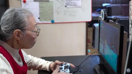 Hamako Mori, de 90 años, dice que no juega hasta las 2 am jugando videojuegos.
