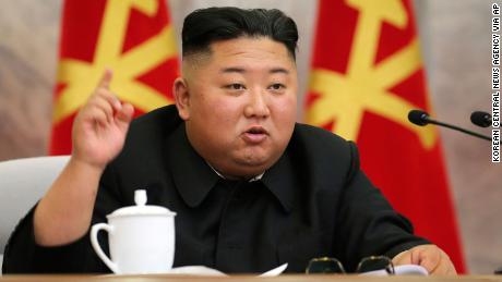 En esta foto sin fecha presentada el domingo 24 de mayo de 2020. Por el gobierno de Corea del Norte, el líder norcoreano Kim Jong Un habla en una reunión de líderes militares. El contenido de esta imagen es el que se proporciona y no se puede verificar de forma independiente.