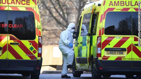 Gran Bretaña supera a Italia para informar el mayor número de muertes por coronavirus en toda Europa
