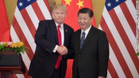 El presidente de los Estados Unidos, Donald Trump (L), se da la mano con el presidente chino, Xi Jinping, en una conferencia de prensa en el Gran Salón del Pueblo en Beijing el 9 de noviembre de 2017. 
