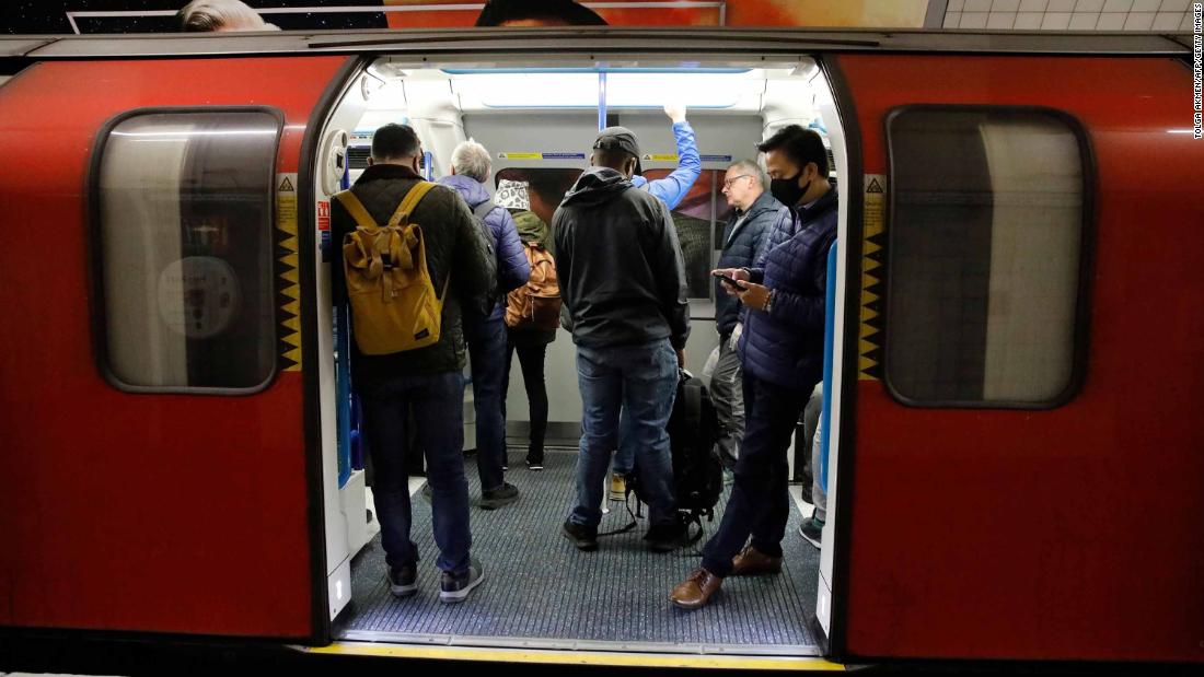 Los trenes de London Tube son el último símbolo de respuesta confusa de coronavirus en el Reino Unido.
