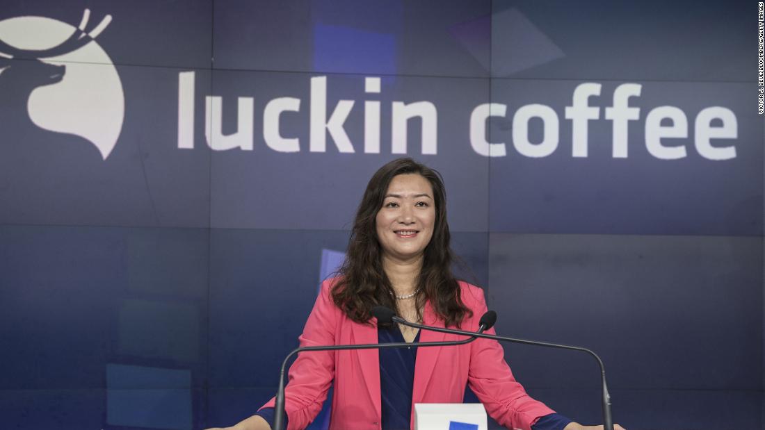 Luckin Coffee libera a CEO y COO después de un escándalo contable