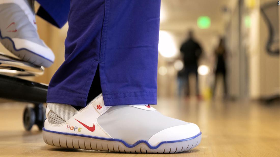 Nike entregará más de 30,000 zapatos a los trabajadores de primera línea que luchan contra Covid-19