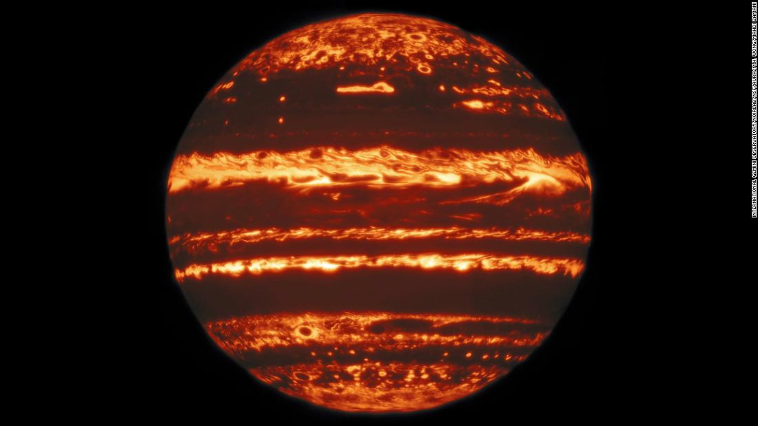 Nuevas pinturas muestran el corazón de las tormentas de Júpiter y el resplandor de un planeta lámpara.