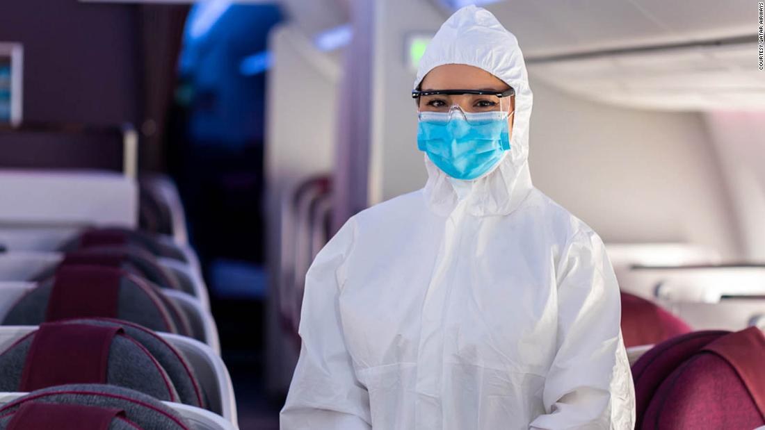 Qatar es la última aerolínea que equipará a sus empleados con protección de cuerpo completo