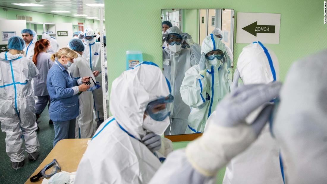 Rusia está luchando contra el coronavirus en 11 zonas horarias. Pero Moscú y las regiones son mundos separados.