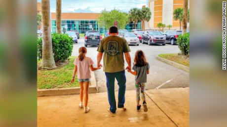 Ryan Newman y sus hijas salen del hospital después del desastre.