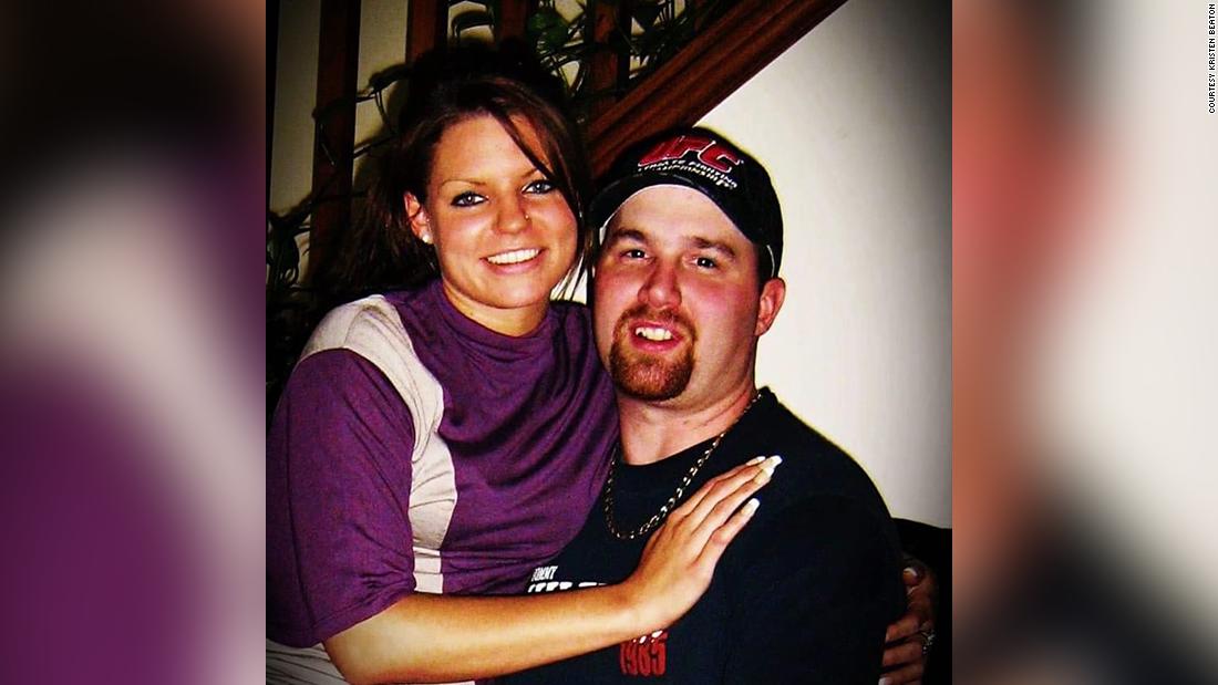 Su esposa embarazada murió durante un tiroteo masivo en Canadá. Su último deseo era que los profesionales de la salud tuvieran equipo de protección personal.