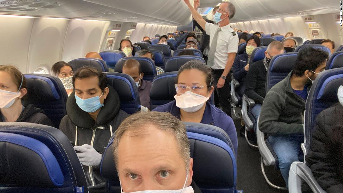 United Airlines ha anunciado que intentará mantener vacíos los asientos intermedios. Esta foto muestra un vuelo casi completo