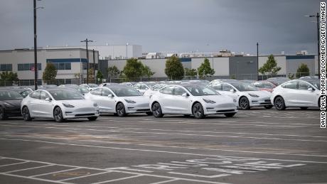 Los funcionarios de California se rinden a Elon Musk y permiten que la planta de Tesla vuelva a abrir 