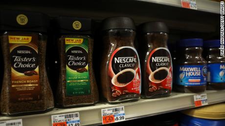 Con una cantidad tan grande de consumidores que permanecen en sus hogares, durante la pandemia, Nestlé notó una mayor demanda de café Nescafé.
